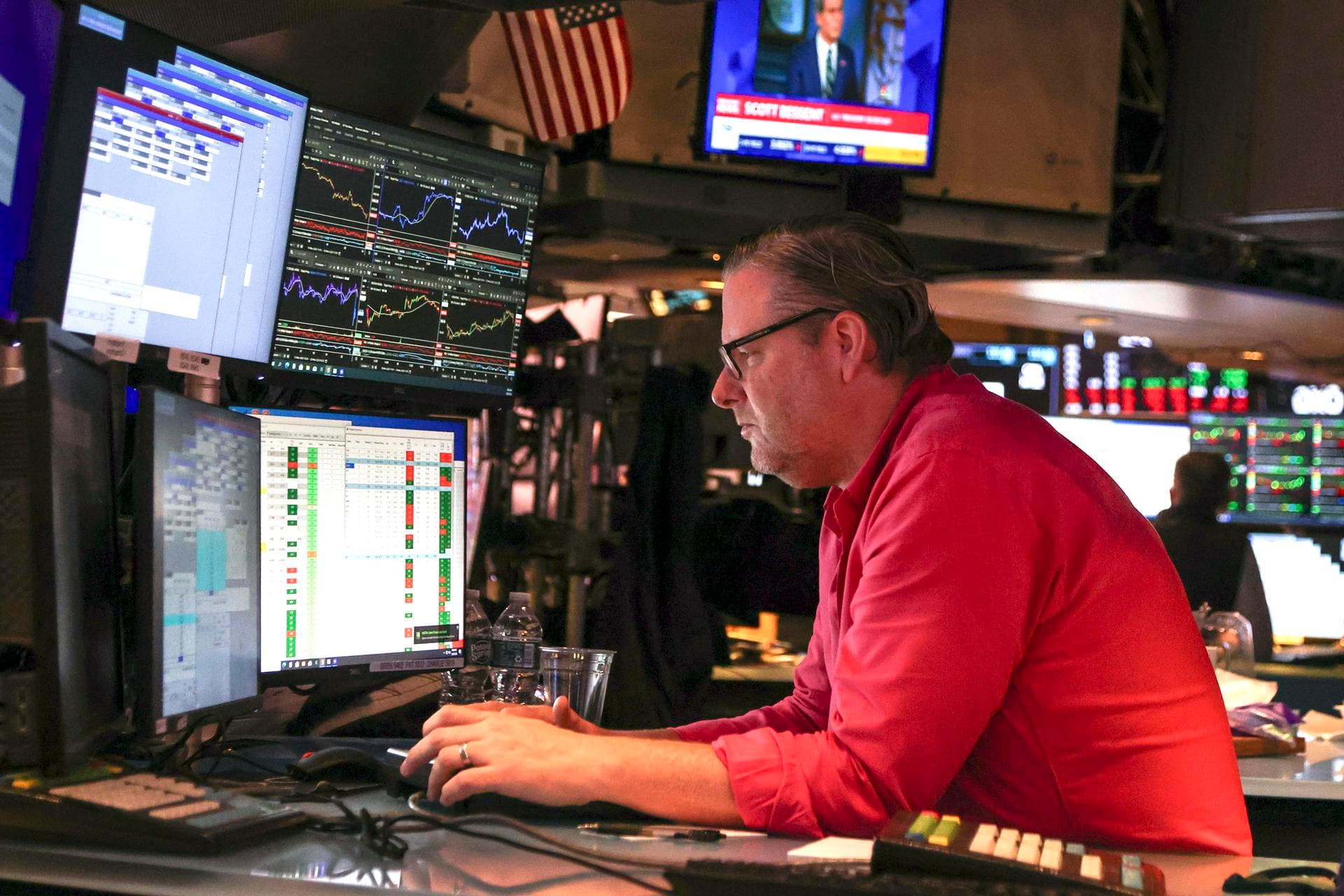 Wall Street Closes Lower for the Week as Tech Selloff and US-Iran Tensions Weigh on Markets